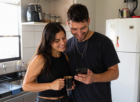 Casal jovem sorrindo na cozinha