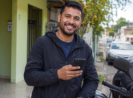 Homem autônomo com celular